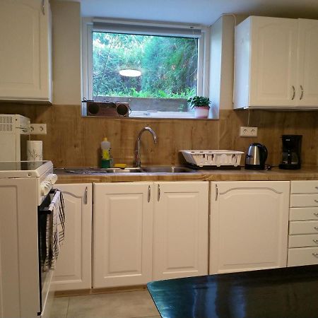 Renovated Semi- Basement 2 Bedrooms Furnished Apartment - Close To Everything In Moss Ngoại thất bức ảnh