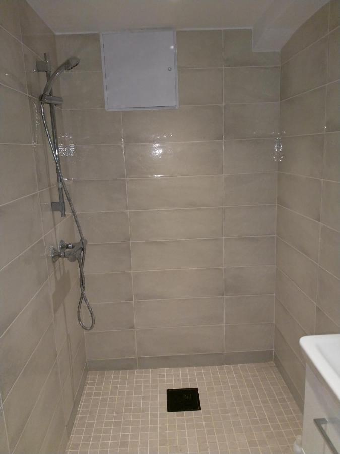 Renovated Semi- Basement 2 Bedrooms Furnished Apartment - Close To Everything In Moss Ngoại thất bức ảnh
