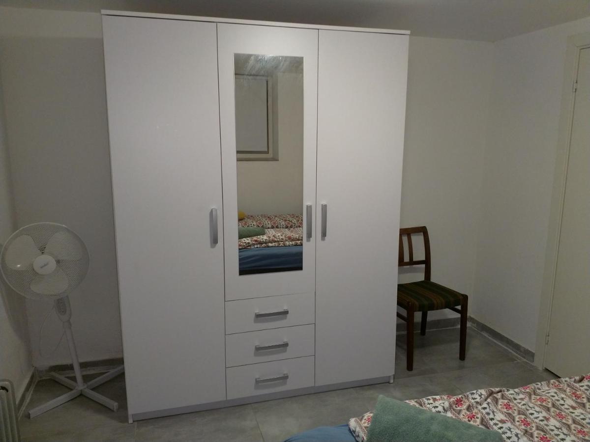 Renovated Semi- Basement 2 Bedrooms Furnished Apartment - Close To Everything In Moss Ngoại thất bức ảnh