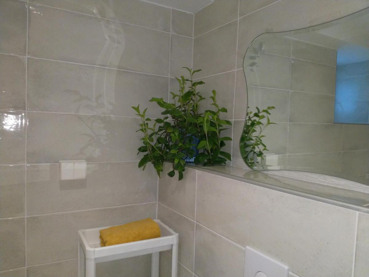 Renovated Semi- Basement 2 Bedrooms Furnished Apartment - Close To Everything In Moss Ngoại thất bức ảnh