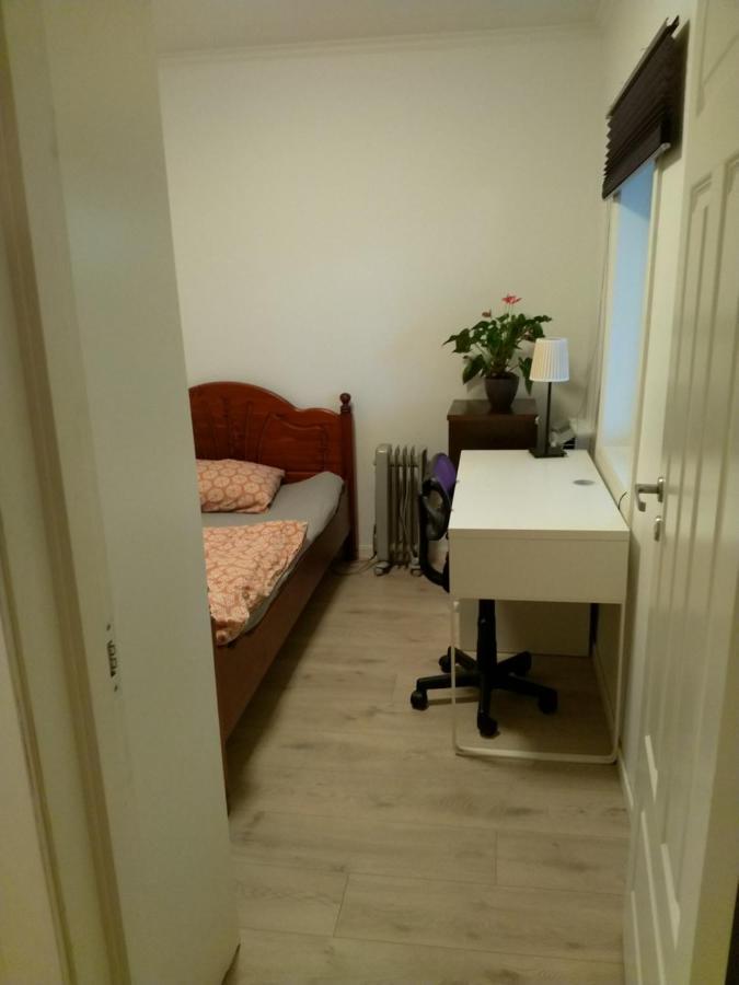 Renovated Semi- Basement 2 Bedrooms Furnished Apartment - Close To Everything In Moss Ngoại thất bức ảnh