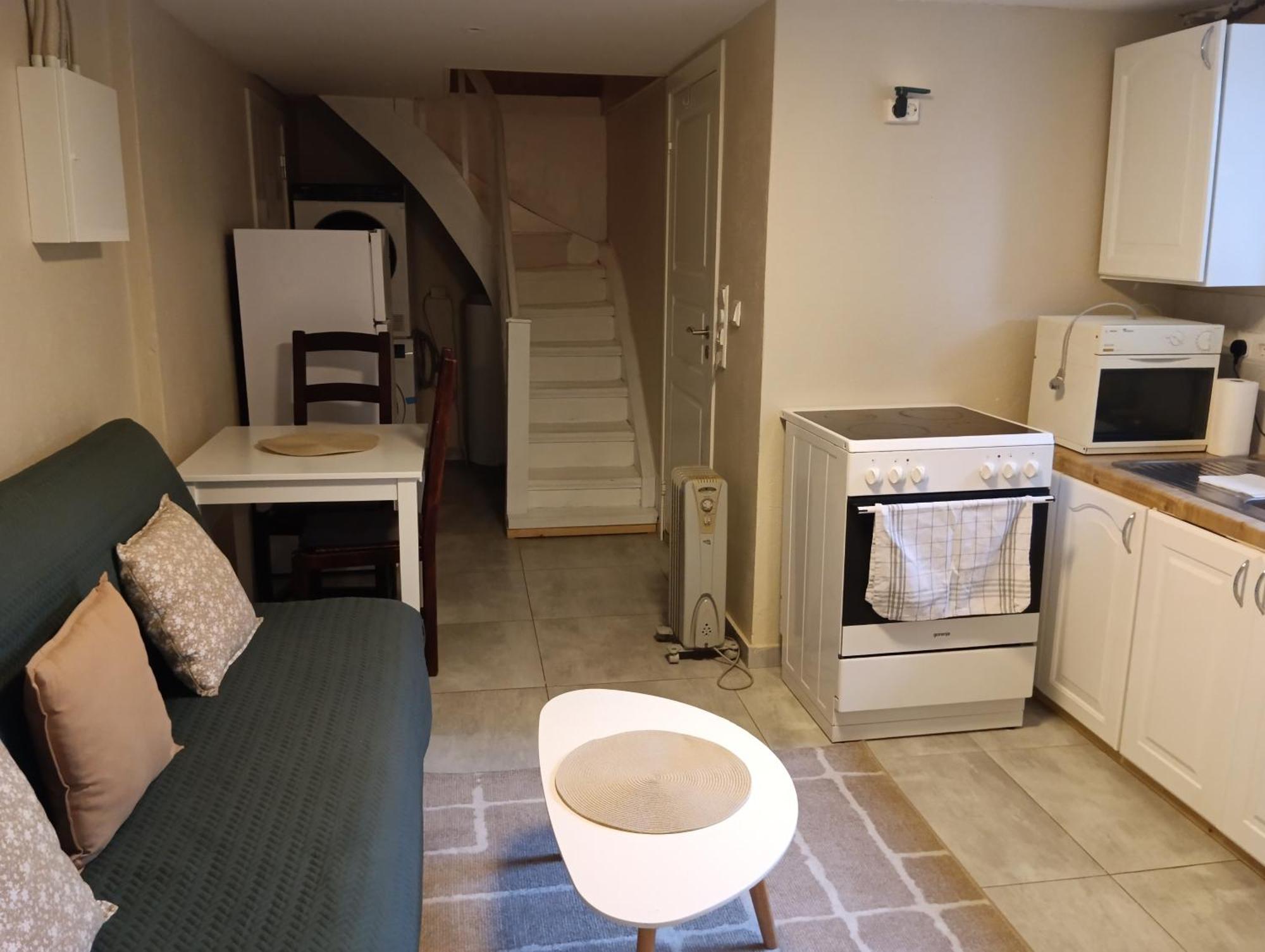 Renovated Semi- Basement 2 Bedrooms Furnished Apartment - Close To Everything In Moss Ngoại thất bức ảnh
