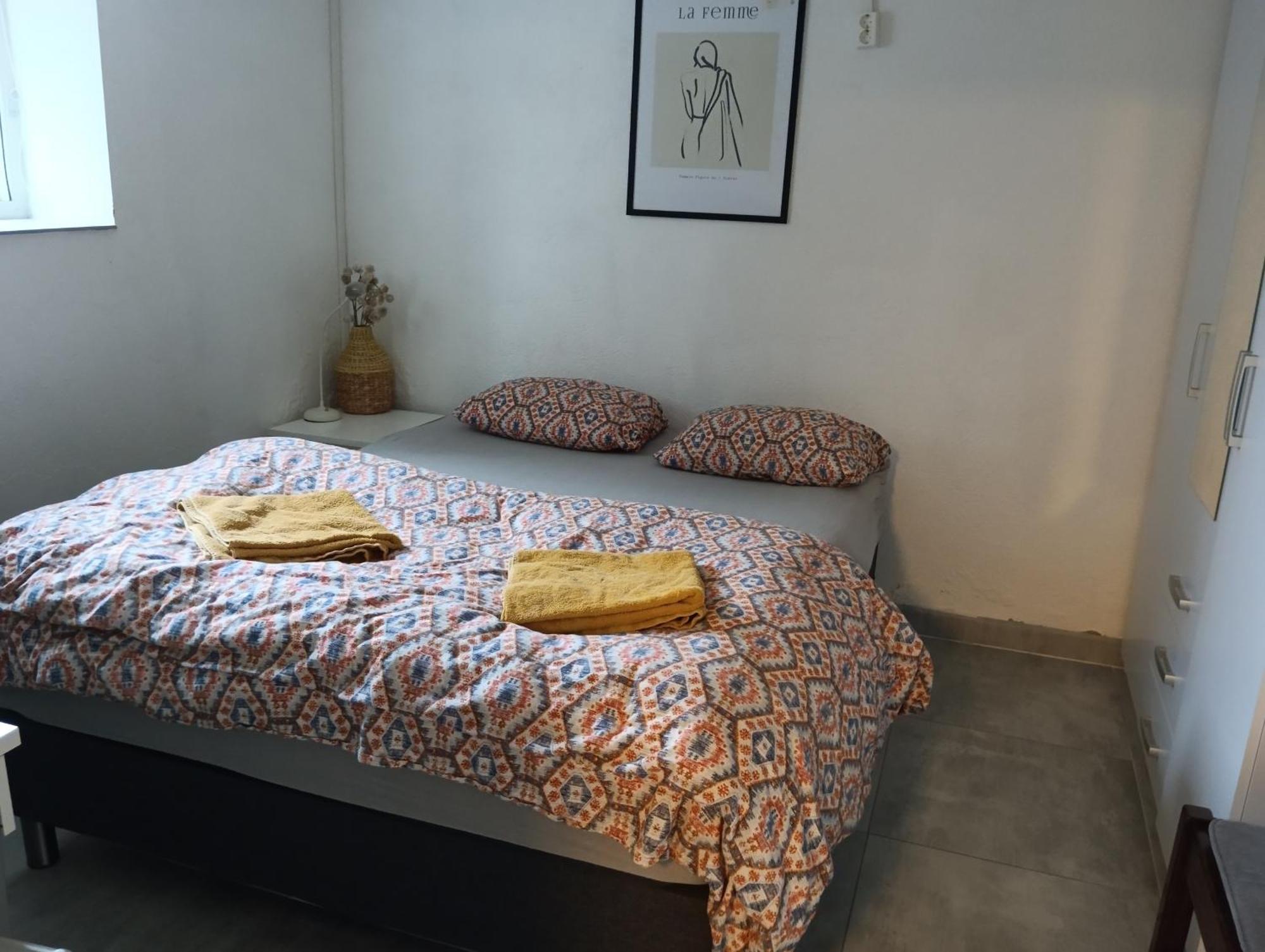 Renovated Semi- Basement 2 Bedrooms Furnished Apartment - Close To Everything In Moss Ngoại thất bức ảnh