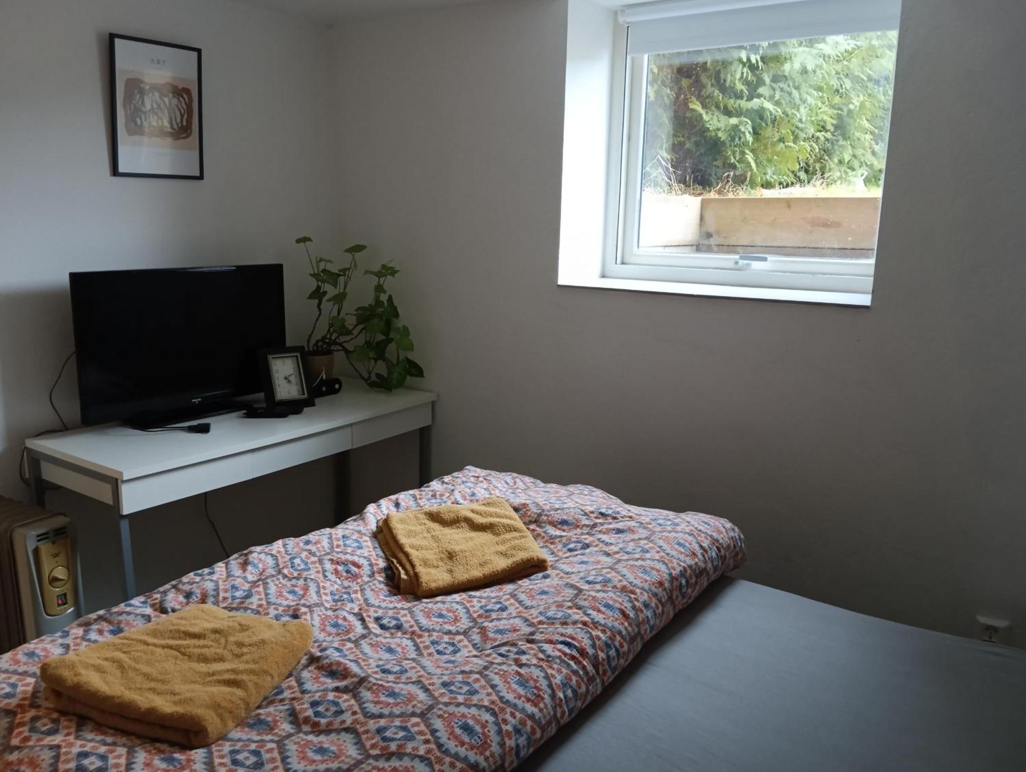Renovated Semi- Basement 2 Bedrooms Furnished Apartment - Close To Everything In Moss Ngoại thất bức ảnh